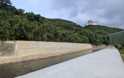 圖3+水利局克服溪水暴漲困難，積極完成萬里員潭溪左右護岸復建工程