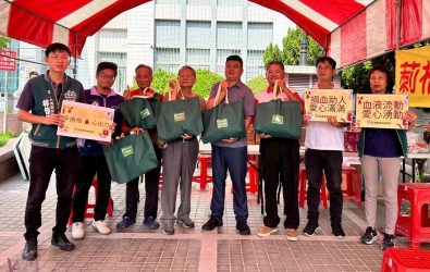 現場規劃有捐血車、休息區，凡捐滿500cc以上者，更可獲贈黑蒜萃取精，讓民眾在舒適氛圍中完成捐血流程。（圖／記者蘇榮泉攝）