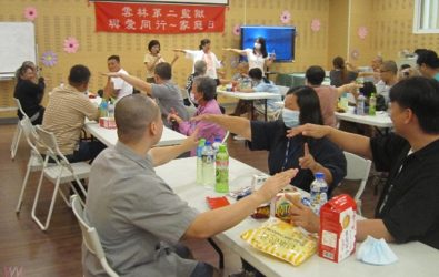 破冰遊戲-由宗教班講師帶領受刑人及其家屬一起進行小遊戲互動，增添歡樂的氣氛。（圖／雲林第二監獄提供）