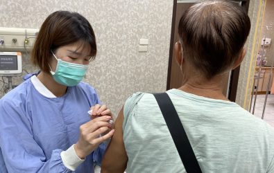 員榮醫院今起開打流感與新冠疫苗，400多人接種流感疫苗，69人施打新冠疫苗，醫師呼籲高風險族群應優先接種。（員榮醫院提供）