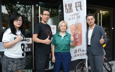 1141001-211大邱企業董事長邱惠丹（右2）自創品牌「丹點手搖飲」，