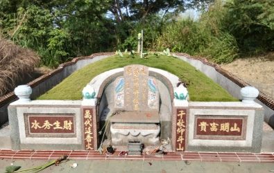 鹿港鎮第12公墓多座墳墓遭人惡意破壞，花盆、香爐被砸碎，居民心驚，警方已帶回一名嫌犯偵辦。（里長潘文生提供）