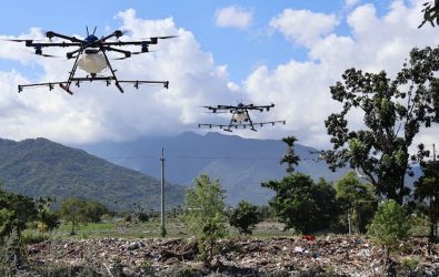 1141002-211民間無人機結合化學兵調製消毒藥劑進行大範圍噴灑消毒。-1