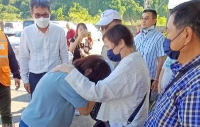 企業家陳先生、蔡先生及甘先生慷慨解囊，共同捐出300萬元善款，透過立委劉建國及民進黨花蓮縣黨部協助，直接送達災民手中。（圖／翻拍立委劉建國臉書）