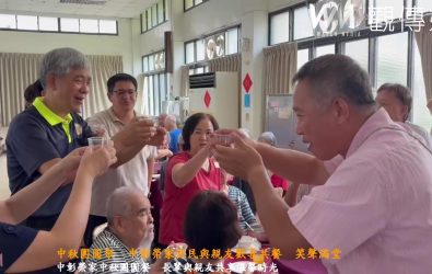 中秋將至，中彰榮家舉辦聯誼會餐，邀請住民與親友同桌共餐，在笑語與佳餚中感受團圓氛圍。（記者陳雅芳攝）