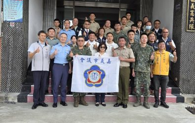 嘉義市議會敬軍團秋節慰勞國軍。(圖／記者邱嘉琪攝)