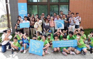 新北市農業局、動保處、野保團體、瑞芳區長楊勝閔及瑞芳國小師生於防窗殺玻璃前大合照