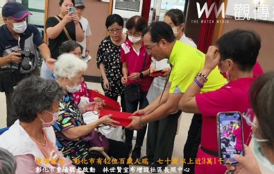 彰化市重陽敬老記者會熱鬧登場，市長林世賢為人瑞掛上金鎖片，並宣布增設社區長照中心，便利長者生活。（記者陳雅芳攝）