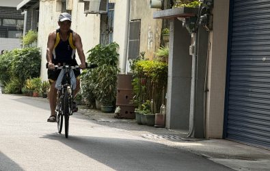 花蓮光復鄉遭堰塞湖潰流重創，一名78歲退役軍人化身「鏟子超人」參加清淤。（民眾提供）