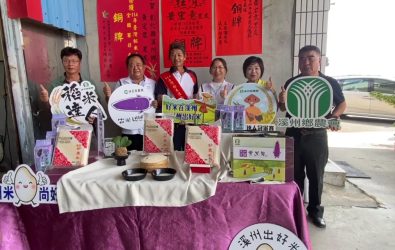 歷經25年耕耘，溪州農民黃宏意以努力與堅持，摘下台灣稻米達人非香米組全國銅牌，溪州鄉農會張貼紅榜，現場掌聲不斷。（民眾提供）