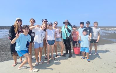 國際青年跨海來到王功，走潮間帶、玩蚵殼藝術，親身感受漁村魅力，展開「一日王功人」的新鮮旅程。（王功蚵藝文化協會提供）
