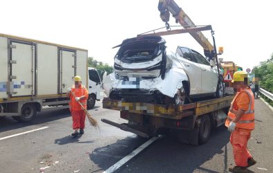 中秋連假首日，國道南下北斗路段驚傳6車連環撞，車頭凹陷扭曲、零件散落，13名駕駛與乘客受傷送醫，所幸均無生命危險。（警方提供）