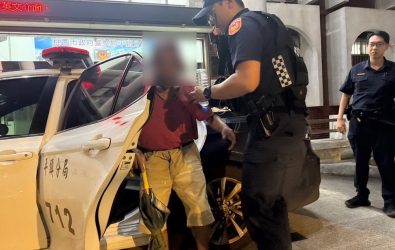 1141005-211失智翁迷途 熱心民眾與平鎮警方協力助團圓。