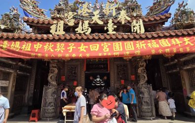 新港奉天宮媽祖契子女中秋返宮拜媽祖。(圖／記者邱嘉琪攝)