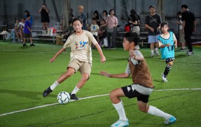 1141006-211女孩勇敢上場！桃園足球體驗營展現青春自信。