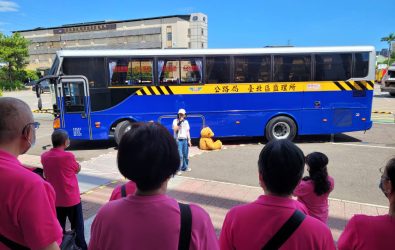 3.臺灣腦身心機能認知協會據點長輩參與高齡者大型車內輪差實境體驗活動++路老師以泰迪熊放在內輪差位置++提醒長輩要注意避免進入該區域