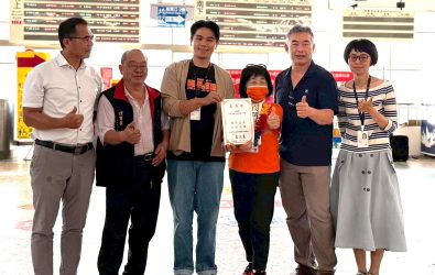 後驛社區報成果發表，嘉義市文化局長謝育哲(左三)肯定社區文化活力與創新能量。(圖／讀者提供)