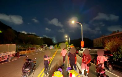 1141011-211深夜街頭驚魂！青年騎士閃狗摔車　飼主恐面臨賠償