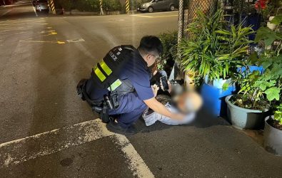 1141012-211 83歲老翁體力不支倒路旁 桃園警及時伸援手