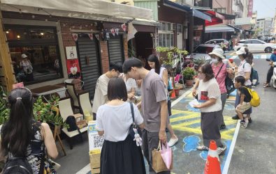 配合2025台灣設計展，彰化市首條「行人優先區」於陳稜路實驗設置，民眾可親身體驗兼顧行人安全與車輛需求的友善街道。（彰化市公所提供）
