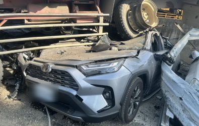 1141013-211國道2號甲線貨櫃車失控 衝出匝道撞毀多輛車。