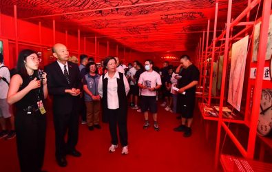 台灣設計展10月10日至26日在彰化登場，立法院長韓國瑜13日到訪鹿港展區，對展館創意與互動體驗讚嘆不已。（縣政府提供）