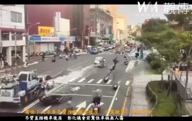 彰化市中山路二段發生一起驚悚車禍，一輛大吊車在等紅燈時突然暴衝，吊臂貫穿前方轎車後擋風玻璃插進後座，場面怵目驚心。（民眾提供）
