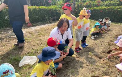 鄉長林于玲與小朋友一同種植蔬果，體驗農夫辛勞。(圖／民雄鄉公所提供)