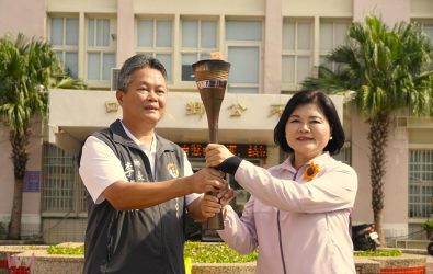 聖火主火由聖火隊長傳給張縣長後，由張縣長傳遞給口湖鄉長李龍飛。（圖／記者蘇榮泉攝）