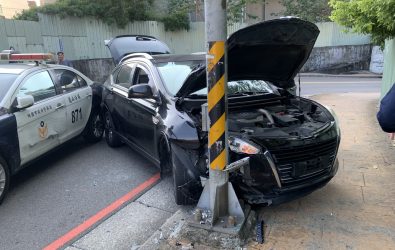 1141015-211拒檢狂飆20分鐘！越南籍男駕黑車衝撞警車遭逮。