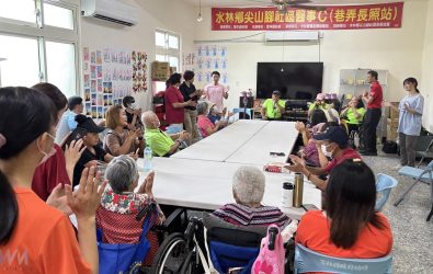 活動不僅是物資的傳遞，更是一場心靈的交流。（圖／記者蘇榮泉攝）