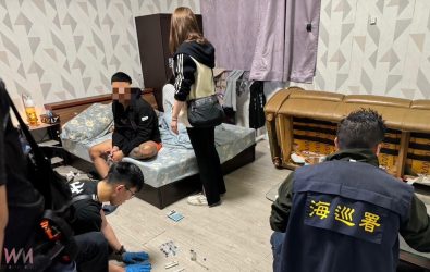 查緝人員於清晨五時執行專案行動，突襲搜索該處民宅，發現王姓男子與一名女子身處房內。（圖／海巡署雲林查緝隊提供）
