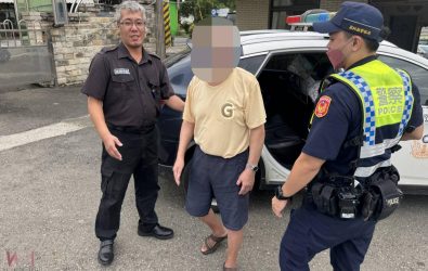 兩名員警巡邏行經市區時，發現老翁神色緊張、行為異常，遂上前詢問狀況。（圖／記者蘇榮泉翻攝）