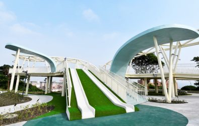 八卦山「天空遊戲場」開放一週，傳出兩名遊客溜滑梯受傷骨折，縣府已啟動理賠程序並改善安全設施。（民眾提供）