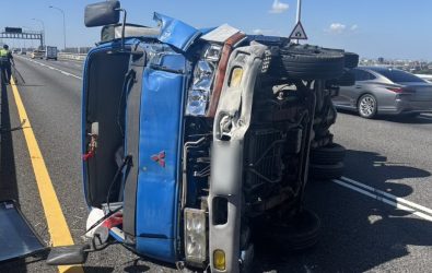1141018-211國道1號高架南下50K驚魂！自小貨車撞護欄翻覆。