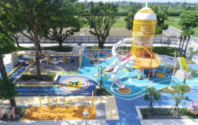 二林鎮和平公園蛻變成「星球探險樂園」，小朋友看到14公尺高的探險飛梭、旋轉飛盤與飛天鞦韆，興奮直呼太好玩。（縣政府提供）