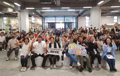 2025台灣設計展邁入第二週，本週末於田尾隆盛樹化玉博物館舉辦《花田集市＆花田樂事》，論壇、市集與音樂表演吸引眾多民眾參與。（縣政府提供）