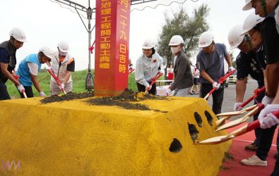 縣長張麗善20日主持「四湖大排四湖鄉無名橋以下（埤尾、蚵寮地區）河段治理工程」動工典禮，宣布正式啟動防洪升級計畫。（圖／記者蘇榮泉攝）