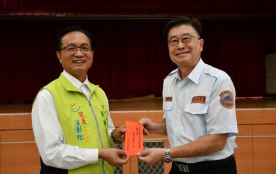 彰化市22支社區守望相助隊今（20）日獲頒114年度裝備補助款345萬8,000元，並表揚績優隊伍領獎金12萬1,000元。（記者陳雅芳攝）