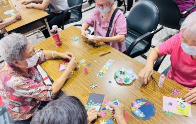 彰化榮家攜手埔榮社工舉辦「花開憶起．祝福滿心」手作卡片課程，長輩們透過拼貼花朵創作，體驗藝術療癒與身心活化。（記者陳雅芳攝）