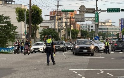 1141021-2141-龍潭觀光熱點迎連假 警方推替代道路避壅塞。
