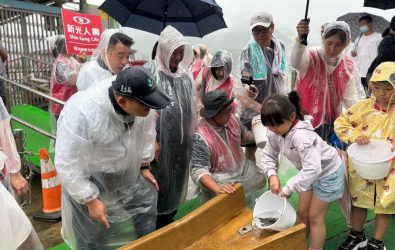 1141021-221大溪孩子學生態　魚苗放流為水庫注入新生命。