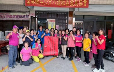 社會處長林文志代表縣長張麗善前往各入圍據點張貼紅榜，表達縣府的祝賀與鼓勵，並預祝他們能一舉奪得最高榮譽。（圖／雲林縣政府提供）