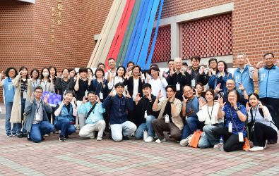 嘉義市長黃敏惠參訪彰化設計展，王惠美親導覽交流設計治理，黃敏惠盛讚「彰化人真行」。（縣政府提供）