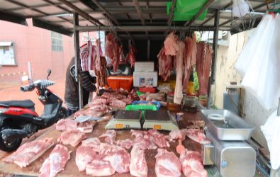 台中養豬場疑似爆發非洲豬瘟，坊間肉商對非洲豬瘟入侵感到驚訝。（記者陳雅芳攝）