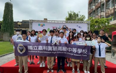 國立嘉科實中應邀參與「科普列車」活動，共同展開一場充滿創意與互動的科學饗宴。林怡慧校長親自帶領學生前往嘉義火車站月台，熱情迎接科普列車師生抵達。（圖/嘉科實中提供）             