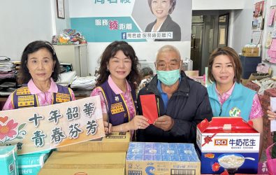 青芳國際同濟會攜手縣議員周君綾志工團隊，走進社區為獨居長者送上禮金與物資，陪長輩話家常，傳遞滿滿人情味。（記者陳雅芳攝）