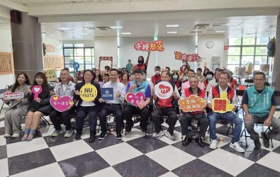 唯賀集團攜林聰明沙鍋魚頭做公益，66萬善款分別捐贈予「若竹兒教育基金會」與「安得烈慈善協會」，兩單位各獲贈33萬元。(圖／記者邱嘉琪攝)