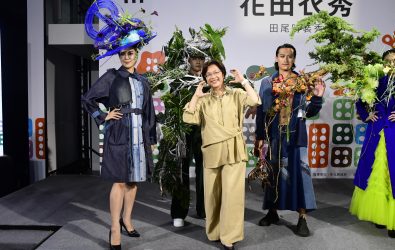 2025台灣設計展「彰化行」舉行《花田衣秀》時裝秀，結合在地花卉與時尚，呈現花藝與服裝跨界創意。（縣政府提供）