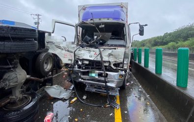 1141024-221台66線驚險車禍　小貨車連撞翻覆幸無重大傷亡。